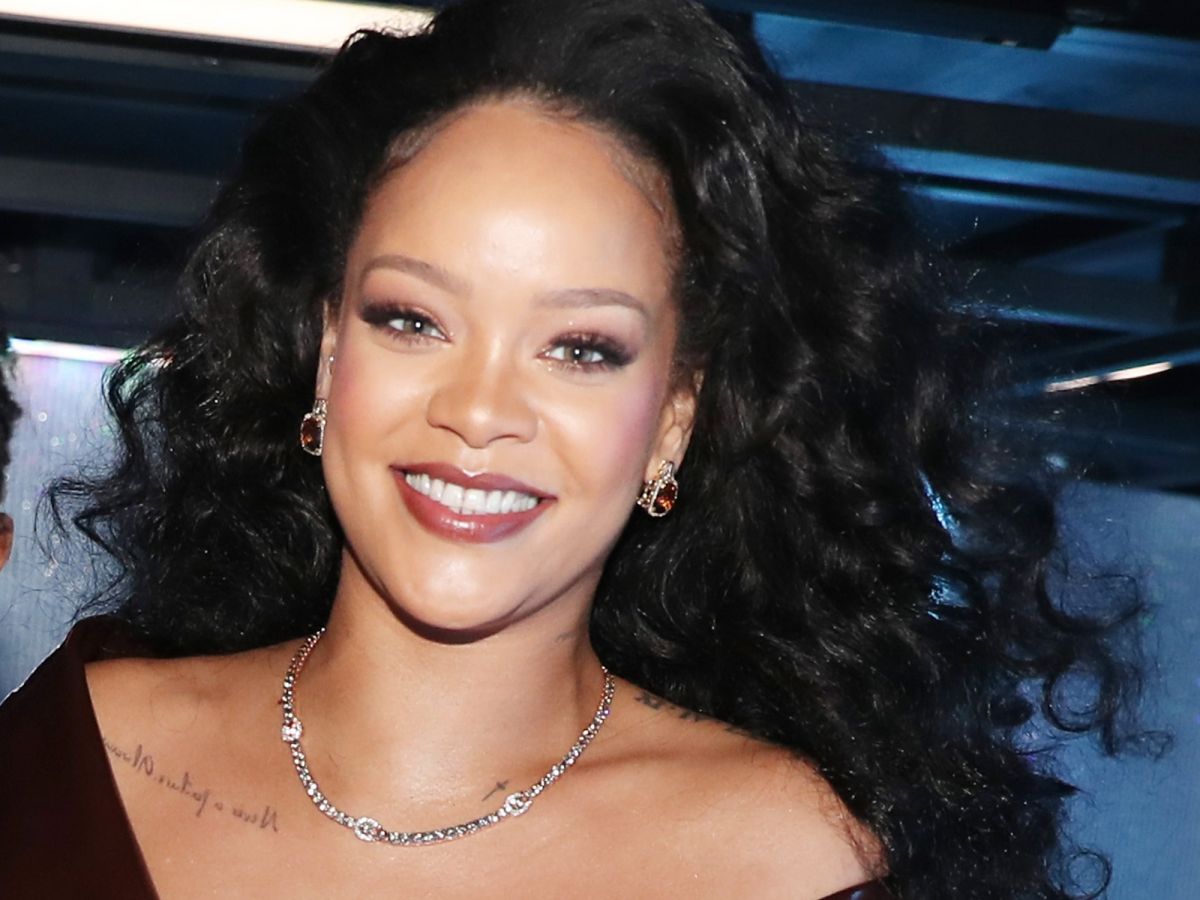 watch us try rihanna’s exact makeup look from the grammys