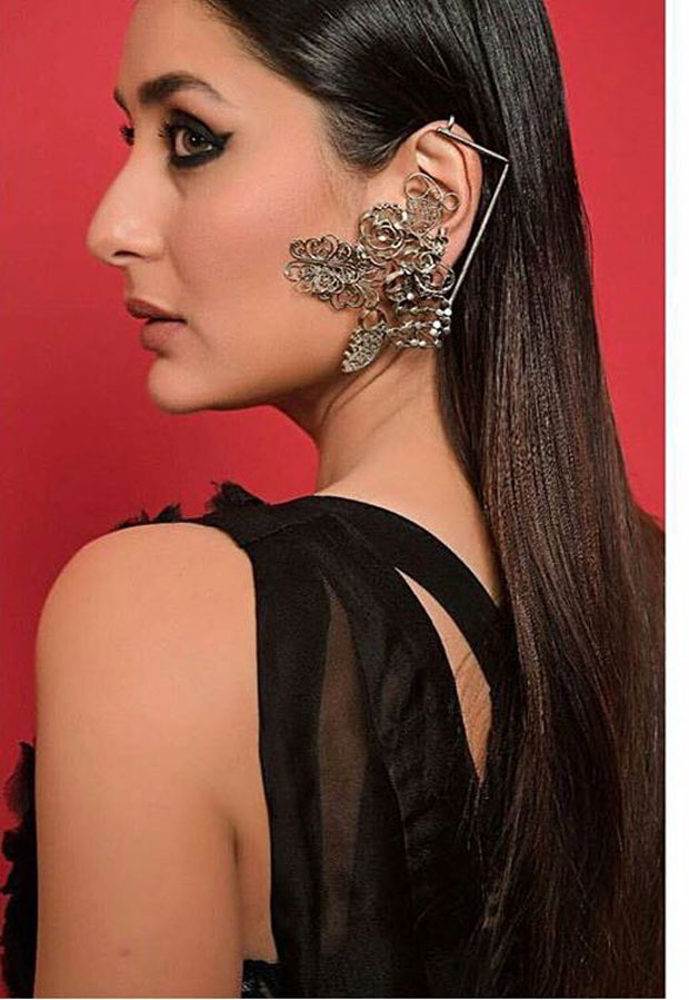 lakme fashion week 2018: kareena kapoor khan pulls all plugs as the trailblazer showstopper for anamika khanna!