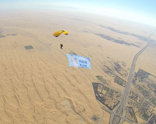 dubai based girl jumps out of a plane to cheer akshay kumar for pad man