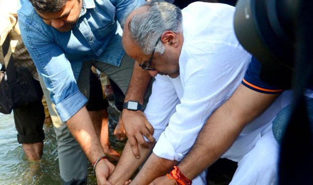 Boney Kapoor and Anil Kapoor immerse Sridevi's ashes in Haridwar