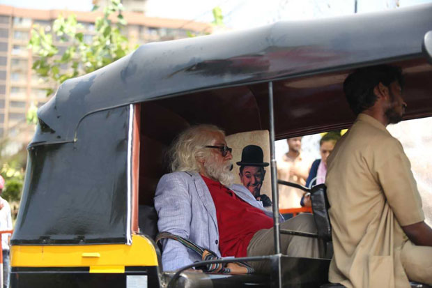 Amitabh Bachchan takes a rickshaw ride as the 102 year old