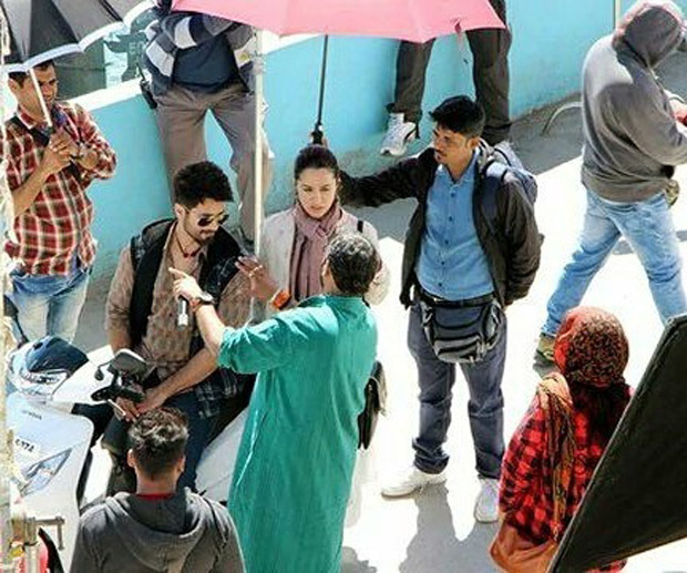 Batti Gul Meter Chalu: Shahid Kapoor and Shraddha Kapoor go on a scooter ride in Tehri