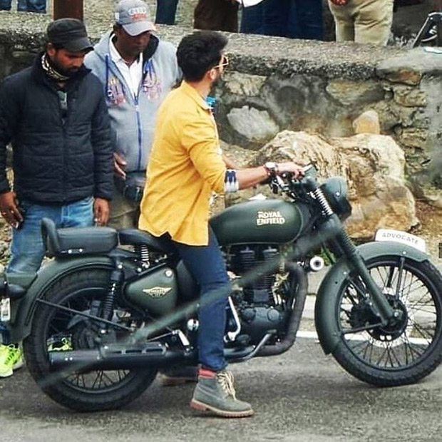 Batti Gul Meter Chalu: Shahid Kapoor and Shraddha Kapoor go on a scooter ride in Tehri