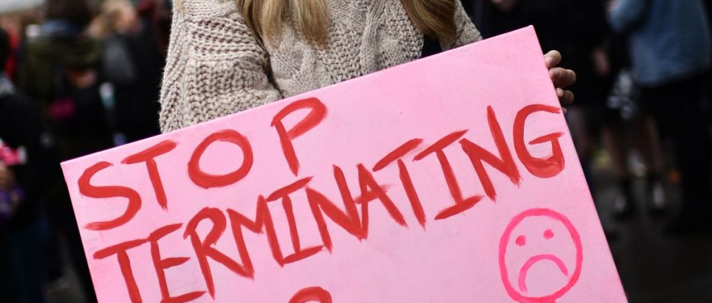 judge temporarily blocks mississippi’s new 15-week abortion law