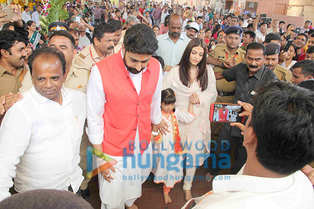 Aishwarya Rai Bachchan and Abhishek Bachchan seek Bappa's blessings at Siddhivinayak temple