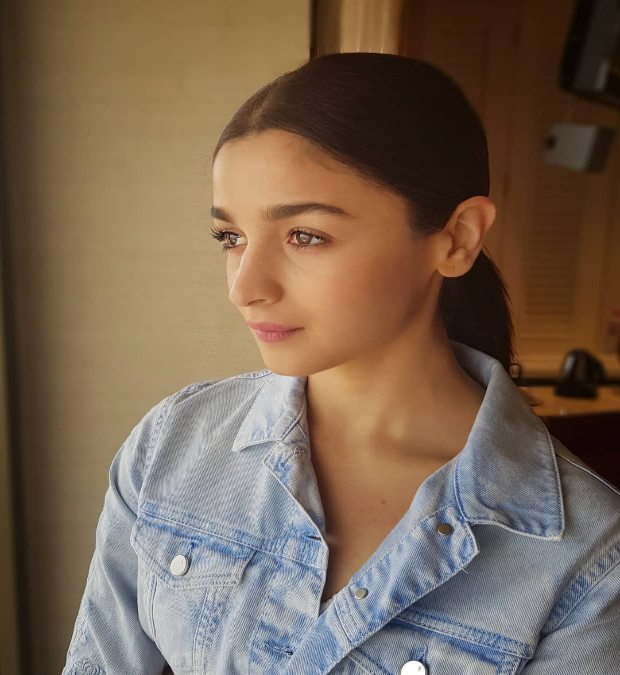 Alia Bhatt flaunts the natural makeup look for Raazi promotions