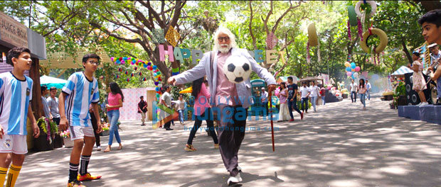 Amitabh Bachchan surprised kids with his exemplary football skills during the shoot of 102 Not Out