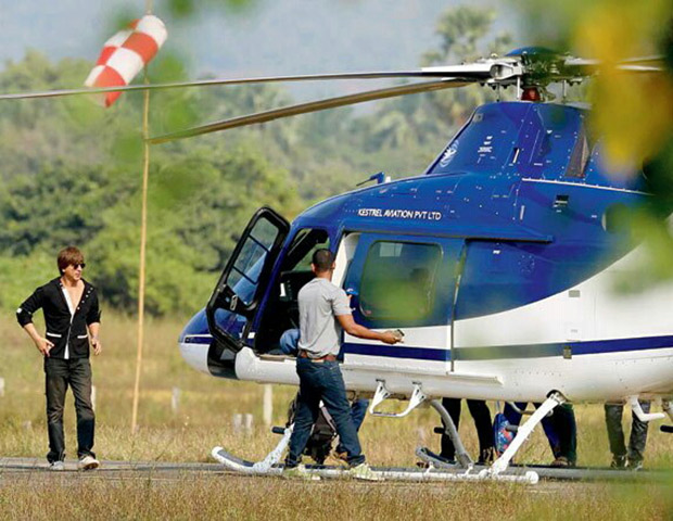 Zero new still: Shah Rukh Khan enters Vasai like a true blue superstar to commence his shoot