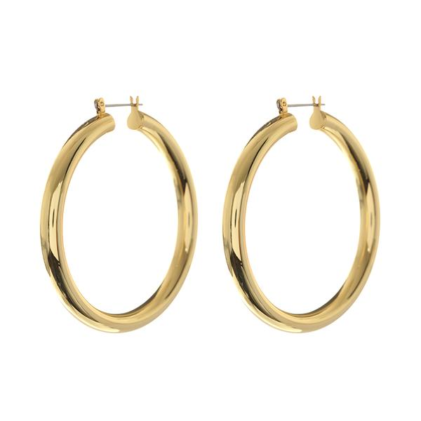 celebs love these gold hoops (so they’re selling out like crazy)