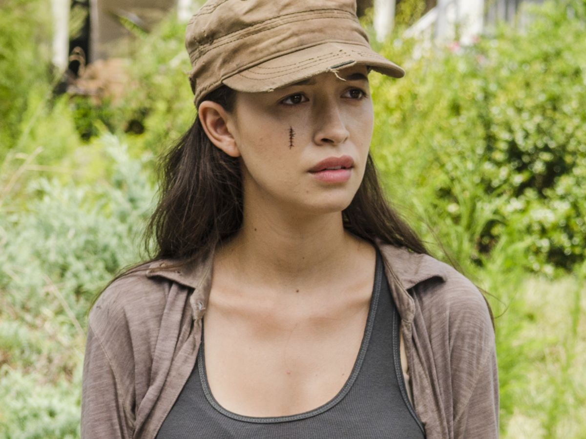 twitter has some questions about beauty routines on the walking dead