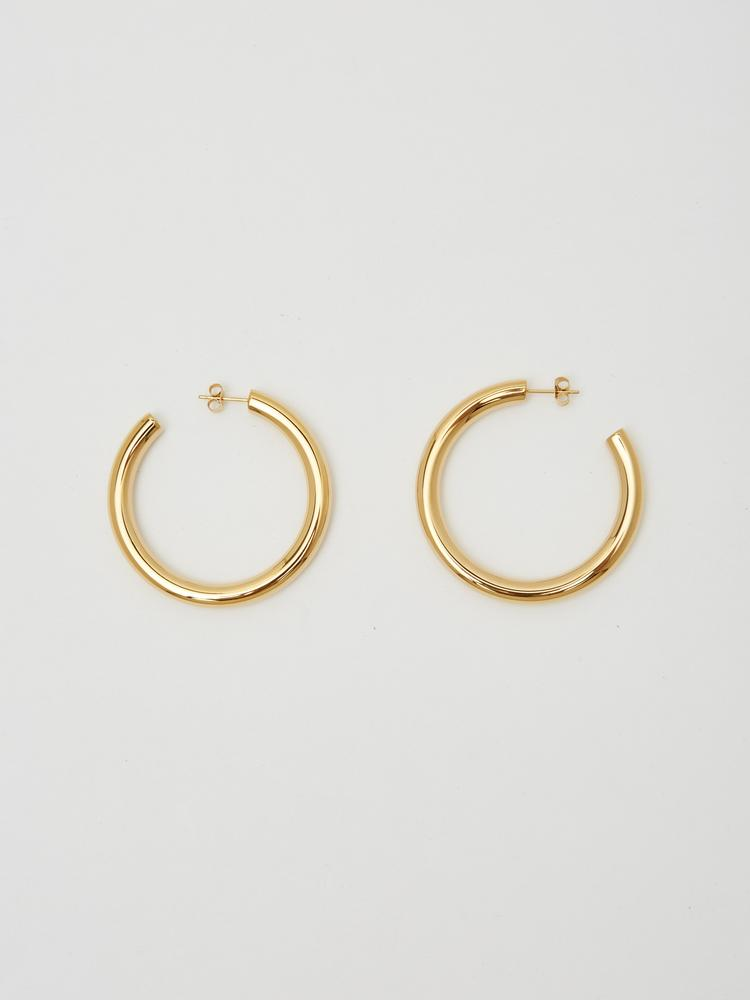 celebs love these gold hoops (so they’re selling out like crazy)