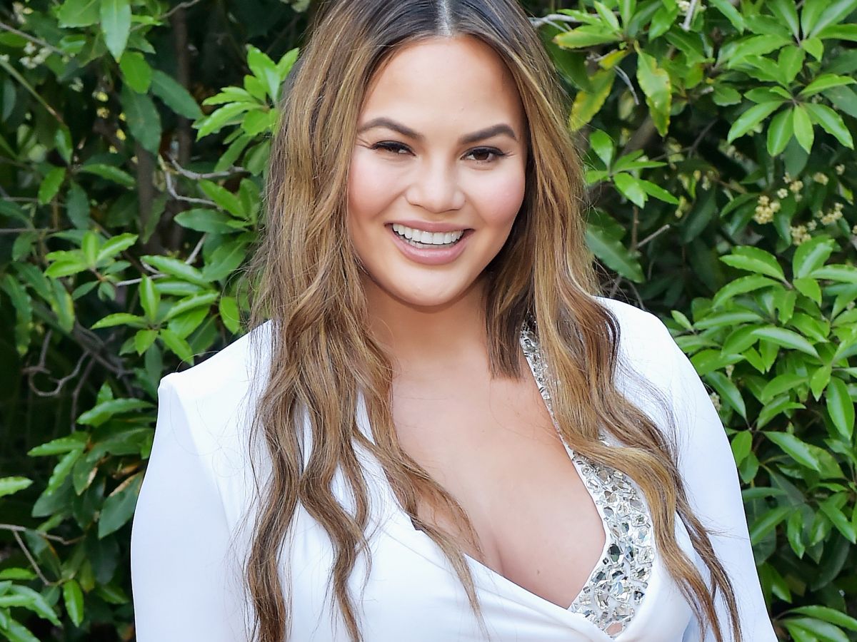 chrissy teigen “nailed” her second cookbook & it’s all thanks to luna