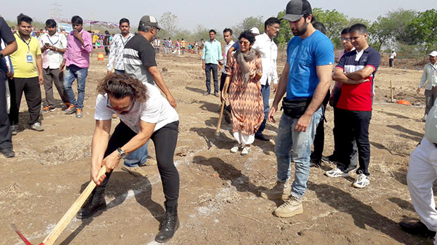 After Alia Bhatt, Ranbir Kapoor joins Aamir Khan in shramdaan for Paani Foundation