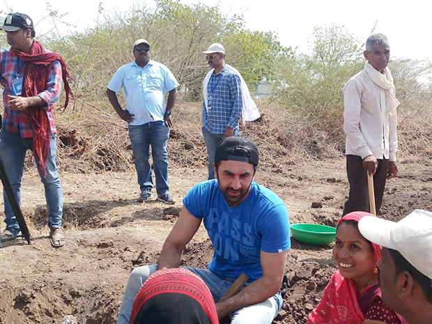 After Alia Bhatt, Ranbir Kapoor joins Aamir Khan in shramdaan for Paani Foundation