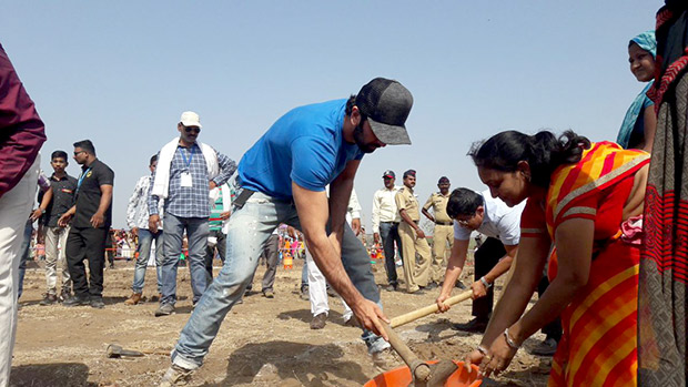 After Alia Bhatt, Ranbir Kapoor joins Aamir Khan in shramdaan for Paani Foundation