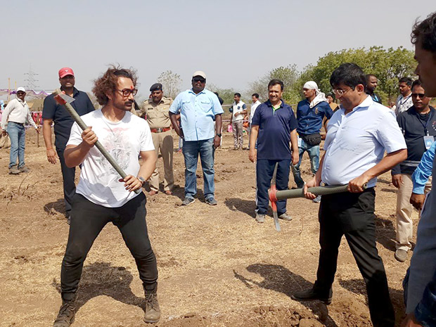 After Alia Bhatt, Ranbir Kapoor joins Aamir Khan in shramdaan for Paani Foundation