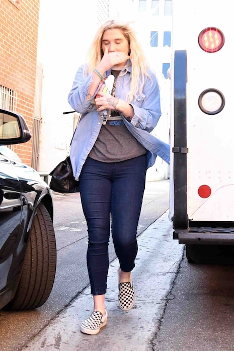 sneaky kesha: caught in the act!