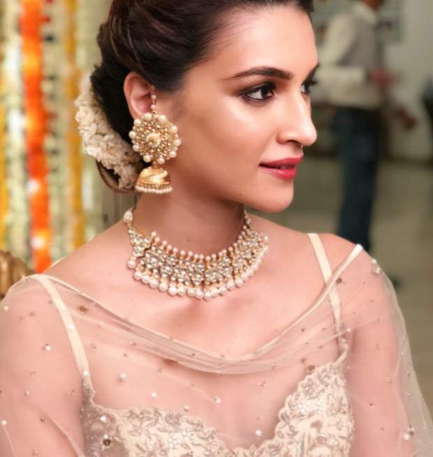 Kriti Sanon in dewy makeup and an elegant updo (2)