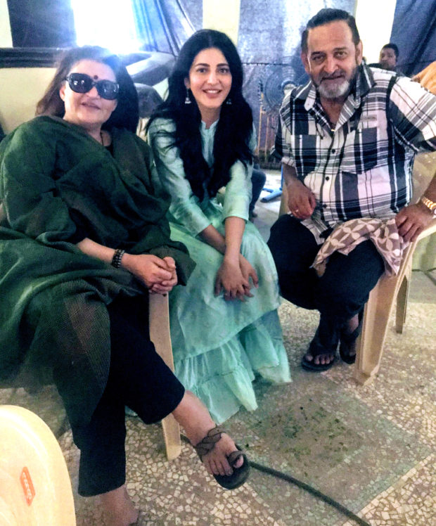 sarika visits daughter shruti haasan on the sets of her next film by mahesh manjrekar