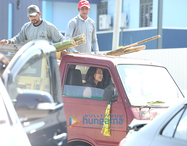 Sonakshi Sinha takes us by a SURPRISE as she drives a heavy mini truck for Happy Phir Bhaag Jayegi!