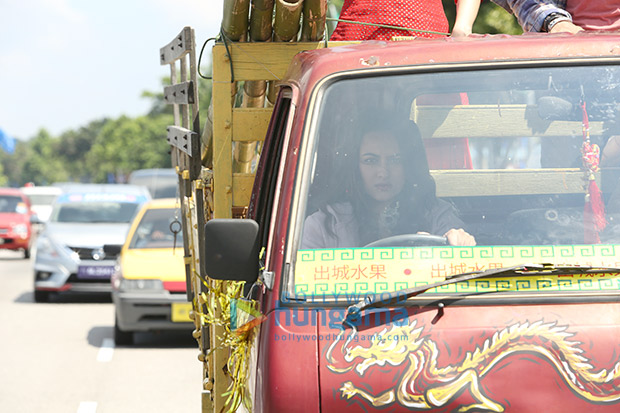 Sonakshi Sinha takes us by a SURPRISE as she drives a heavy mini truck for Happy Phir Bhaag Jayegi!