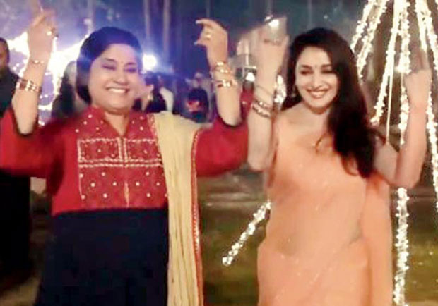 WATCH: Madhuri Dixit and Renuka Shahane re-create Lo Chaali Mai from Hum Aapke Hain Koun 