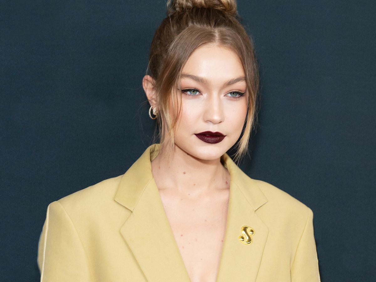 is gigi hadid wearing blackface on the cover of vogue italia?