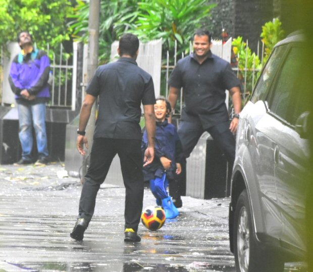 Aamir Khan’s son Azad enjoys a RARE outing in rain, plays some football on the streets of Mumbai (see pics)