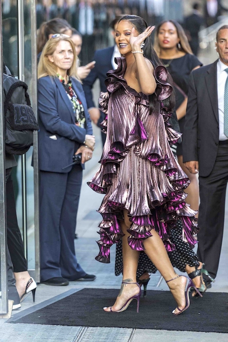 nobody makes an entrance like rihanna