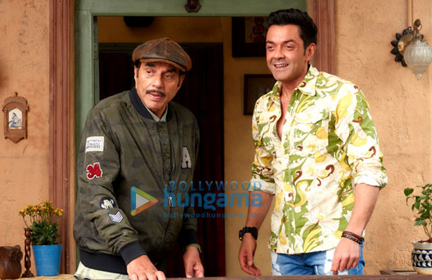 Bobby Deol recreates his father Dharmendra’s most iconic scene from Sholay in Yamla Pagla Deewana 3