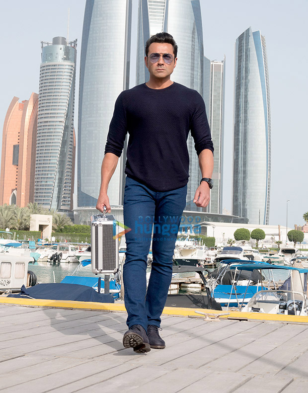 catch salman khan, jacqueline fernandez and the rest of the race 3 team shooting in picturesque locales of abu dhabi [see pics]