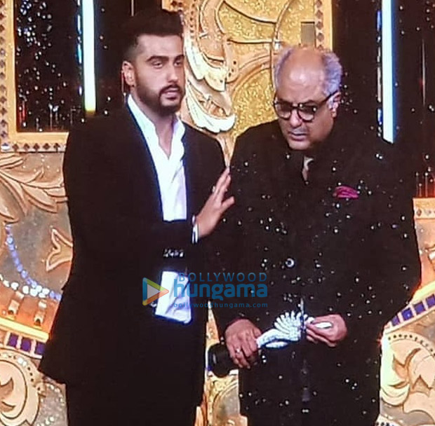 IIFA 2018: Boney Kapoor CRIES as late Sridevi receives special honour; Arjun Kapoor and Anil Kapoor comfort him