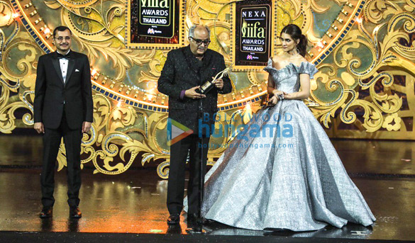 IIFA 2018: Boney Kapoor CRIES as late Sridevi receives special honour; Arjun Kapoor and Anil Kapoor comfort him