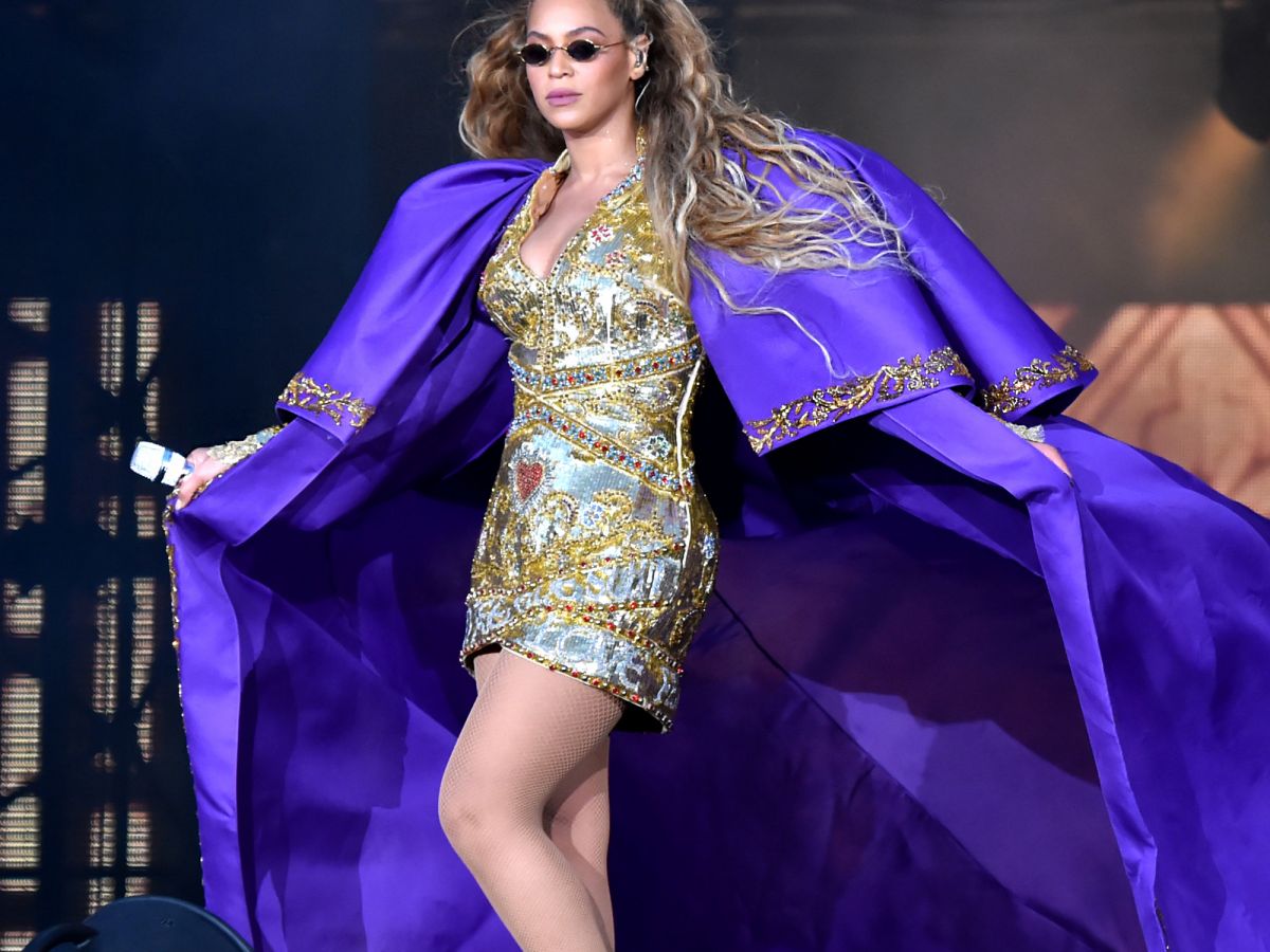 beyoncé lets her outfits do the talking in everything is love’s first video