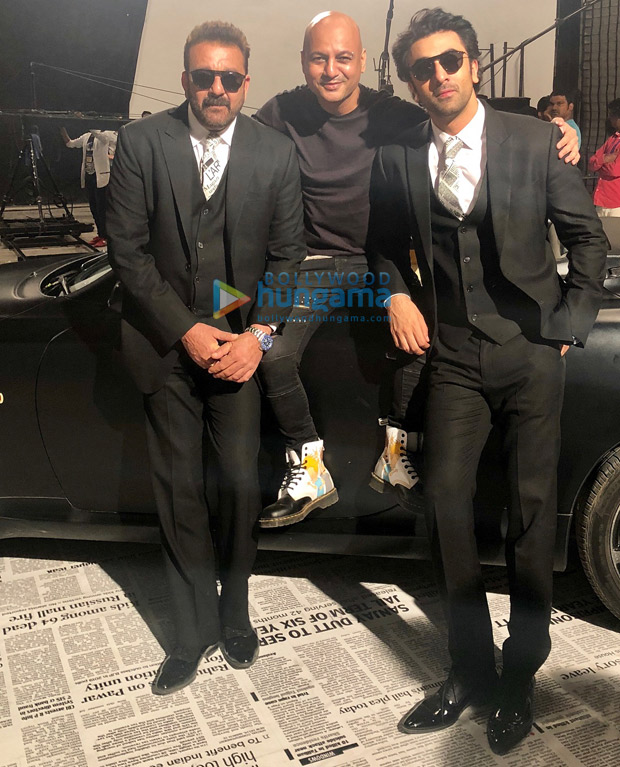 reel and real sanju ranbir kapoor and sanjay dutt strike a pose during ‘baba bolta hai bas ho gaya’ shooting