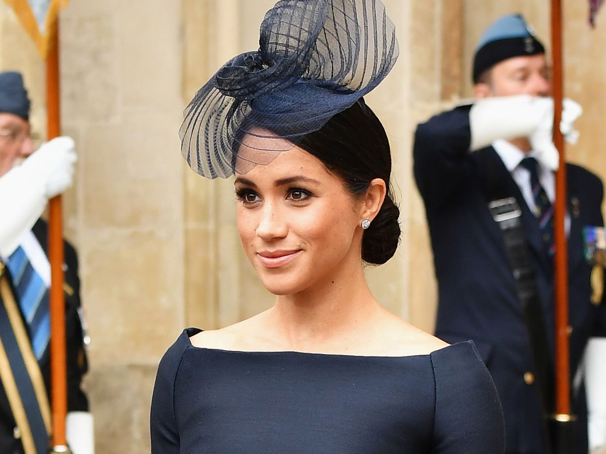 wait, so who made meghan markle’s beloved boat neck famous?