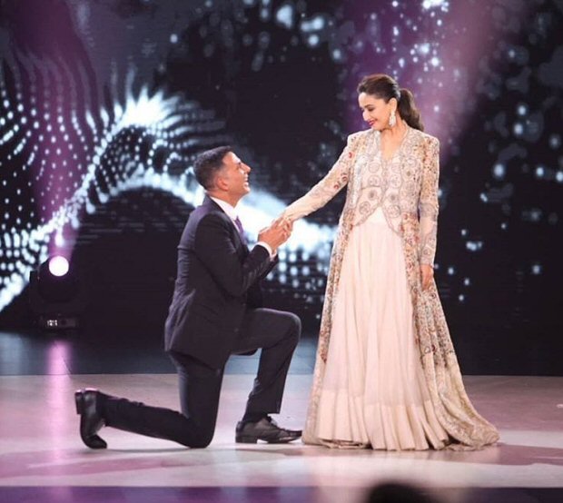 GOLD: Akshay Kumar and Madhuri Dixit recreate a special moment from their film Aarzoo on Dance Deewane 