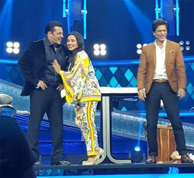 dus ka dum finale: rani mukerji and shah rukh khan coax salman khan to forget marriage and straightway have babies (watch video)