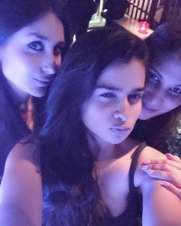 kareena kapoor khan parties hard with her real life veeres and here’s proof [see pics]