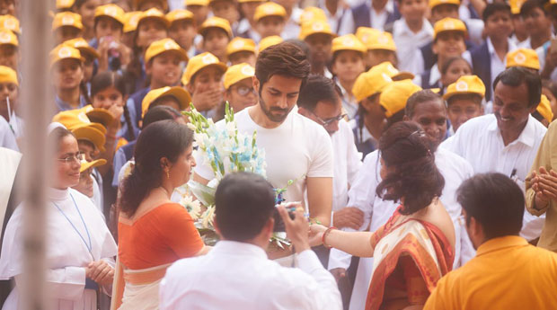 Kartik Aaryan celebrates Independence Day with thousands of kids in his school
