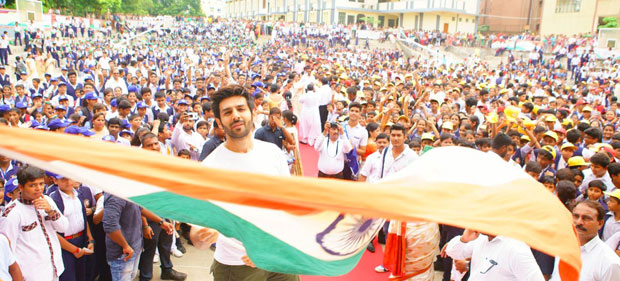 Kartik Aaryan celebrates Independence Day with thousands of kids in his school