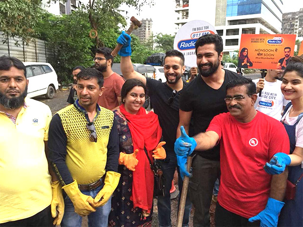 sanju actor vicky kaushal fills potholes in mumbai in an appeal for better roads