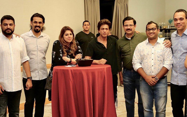 shah rukh khan lands in trinidad & tobago to support trinbago knight riders in cpl 2018