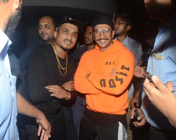 ranveer singh surprises the crowd during rapper divine’s set at gully fest, dives into the crowd!