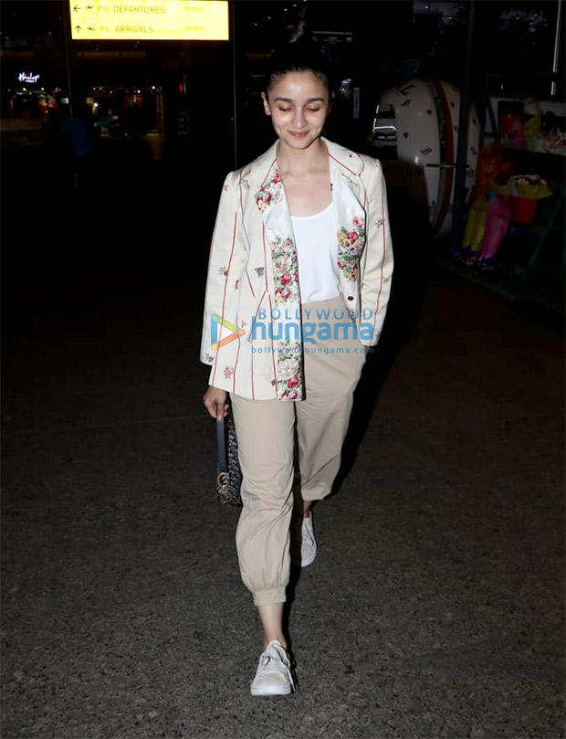 Alia in Pero at the airport (2)