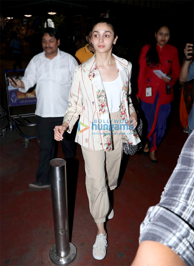 Alia in Pero at the airport (3)