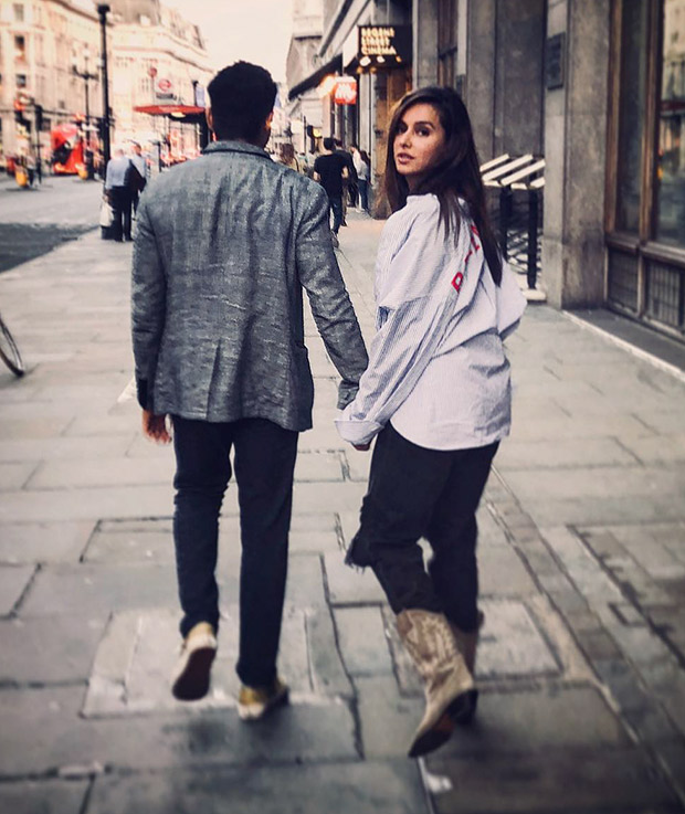 Farhan Akhtar makes his relationship with Shibani Dandekar OFFICIAL (see picture)