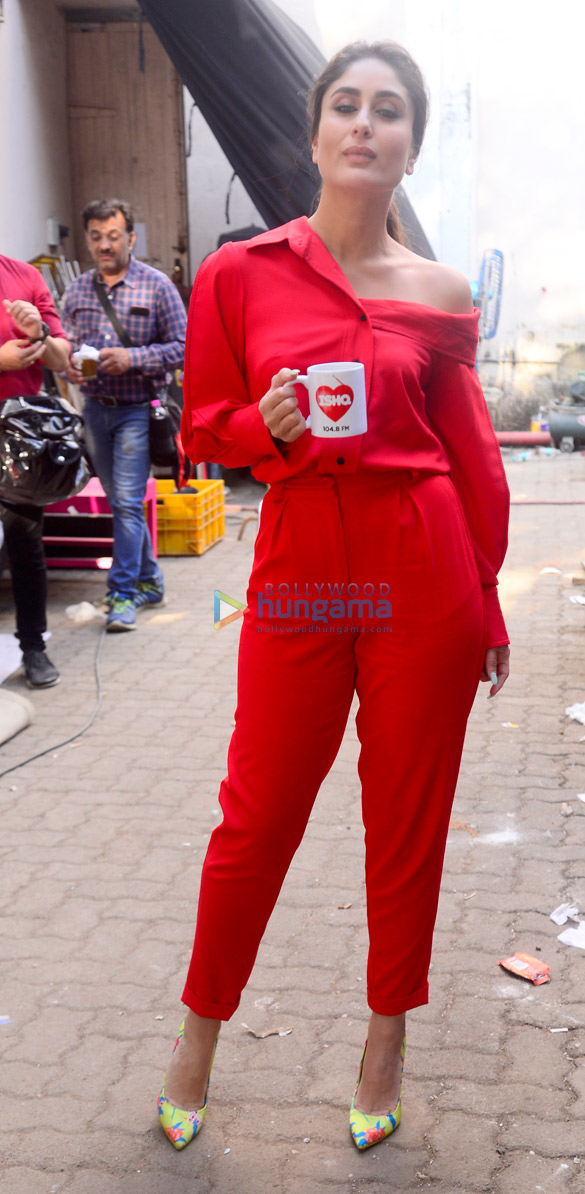 Kareena-Kapoor-Khan-snapped-at-the-Ishq-FM-office-6