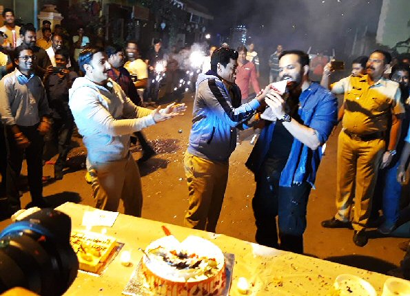 WATCH: Ranveer Singh dances and enjoys during Simmba co-actor Siddharth Jadhav's birthday celebration with Rohit Shetty