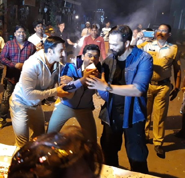 WATCH: Ranveer Singh dances and enjoys during Simmba co-actor Siddharth Jadhav's birthday celebration with Rohit Shetty
